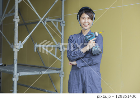 建築現場で働く若い女性作業員 129851430