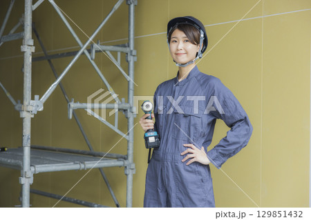建築現場で働く若い女性作業員 129851432