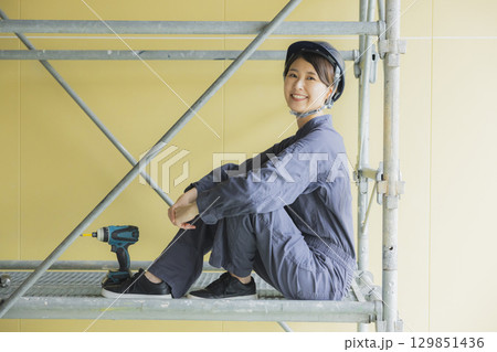 建築現場で働く若い女性作業員 129851436