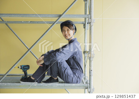 建築現場で働く若い女性作業員 129851437