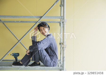 建築現場で働く若い女性作業員 建築現場で働く若い女性作業員 129851438