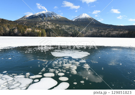 結氷した湖 129851823