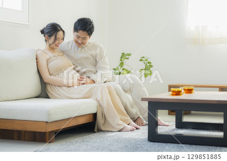 リビングの若い夫婦　妊婦 129851885
