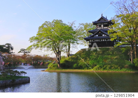 新緑の高田城三重櫓（高田城址・上越市） 129851904