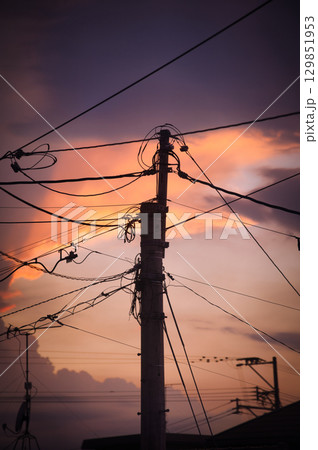 夕暮れの電柱のある風景 129851953
