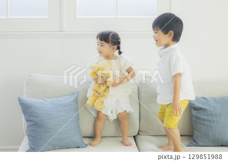 リビングで遊ぶ子供 リビングで遊ぶ子供 129851988