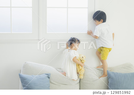 リビングで遊ぶ子供 129851992