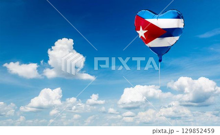 キューバの国旗のハート型の風船と青空 129852459