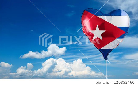 キューバの国旗のハート型の風船と青空 129852460