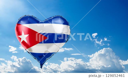 キューバの国旗のハート型の風船と青空 129852461