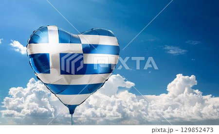 ギリシャの国旗のハート型の風船と青空 ギリシャの国旗のハート型の風船と青空 129852473