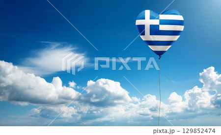 ギリシャの国旗のハート型の風船と青空 129852474