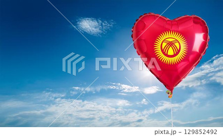 キルギスの国旗のハート型の風船と青空 129852492