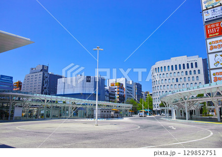 新潟県新潟駅の万代口(北口)の新しいバスセンターの景観 新潟県新潟駅の万代口(北口)の新しいバスセンターの景観 129852751