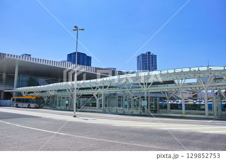 新潟県新潟駅の万代口(北口)の新しいバスセンターの景観 新潟県新潟駅の万代口(北口)の新しいバスセンターの景観 129852753