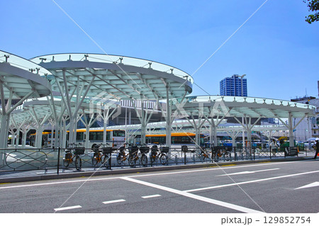 新潟県新潟駅の万代口(北口)の新しいバスセンターの景観 新潟県新潟駅の万代口(北口)の新しいバスセンターの景観 129852754