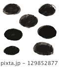 筆で描いた楕円形の墨テクスチャセット 水墨画風の和風背景素材 129852877