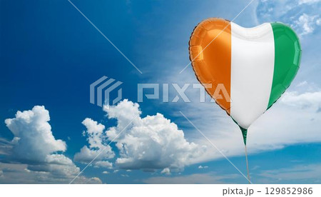 コートジボワールの国旗のハート型の風船と青空 129852986