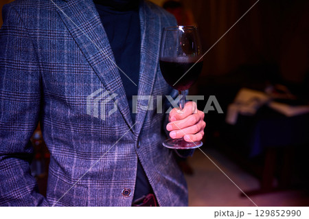 An Elegant Evening Gathering Featuring Exquisite Drinks and Delicious Wine for All 129852990