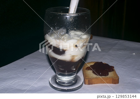 A glass with yogurt and marmalade 129853144