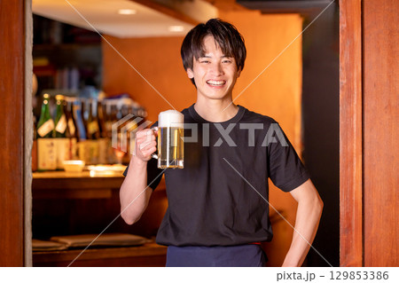 居酒屋 居酒屋で働く男性 居酒屋 居酒屋で働く男性 129853386