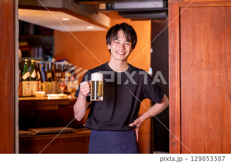 居酒屋 居酒屋で働く男性 居酒屋 居酒屋で働く男性 129853387