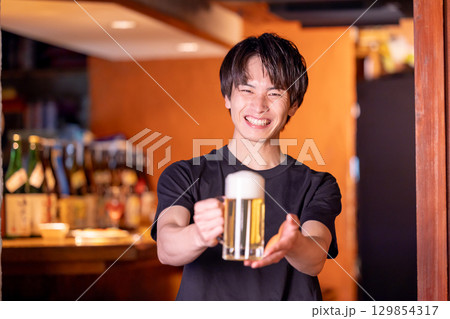 居酒屋 居酒屋で働く男性 居酒屋 居酒屋で働く男性 129854317