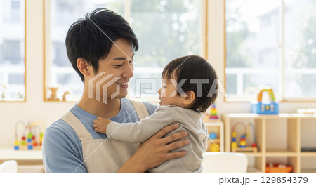 保育士と園児のスキンシップ 129854379