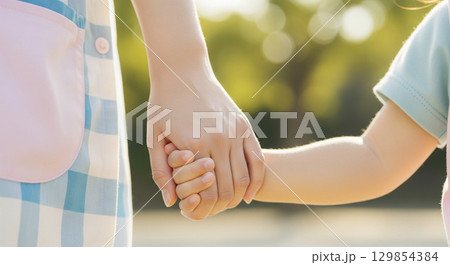 保育士と園児が手をつなぐ　仲良し 129854384