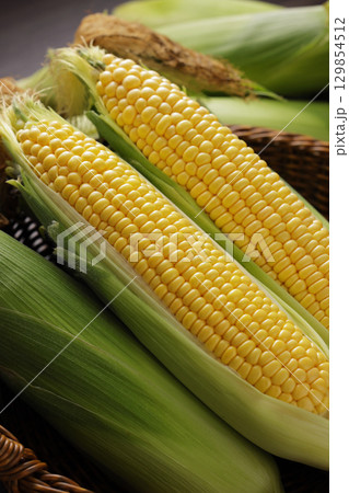 収穫した新鮮なとうもろこし 129854512