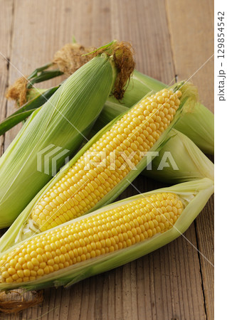収穫した新鮮なとうもろこし 収穫した新鮮なとうもろこし 129854542