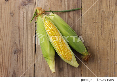 収穫した新鮮なとうもろこし 129854569