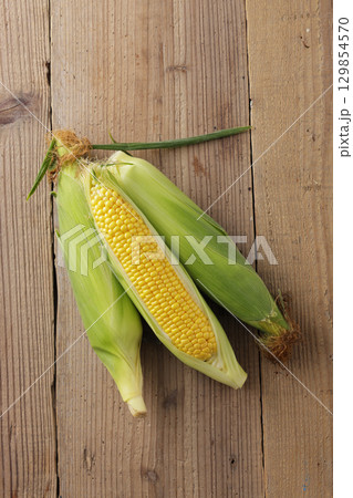 収穫した新鮮なとうもろこし 129854570