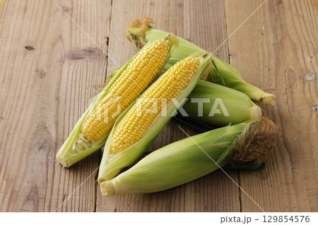 収穫した新鮮なとうもろこし 129854576