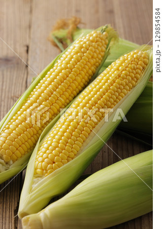 収穫した新鮮なとうもろこし 129854584