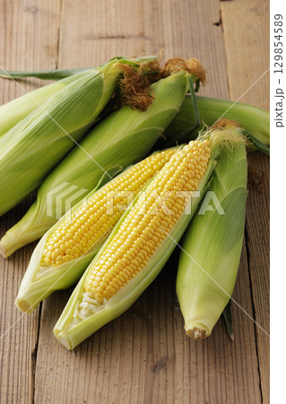 収穫した新鮮なとうもろこし 129854589