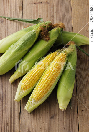収穫した新鮮なとうもろこし 収穫した新鮮なとうもろこし 129854680