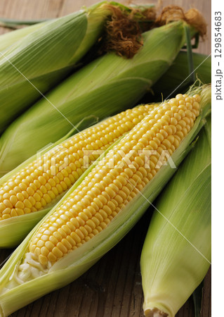 収穫した新鮮なとうもろこし 収穫した新鮮なとうもろこし 129854683
