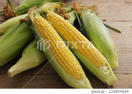 収穫した新鮮なとうもろこし 収穫した新鮮なとうもろこし 129854684