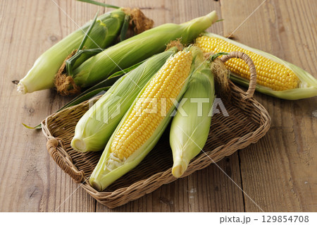 収穫した新鮮なとうもろこし 129854708
