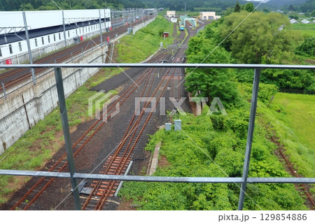 新幹線奥津軽いまべつ駅と海峡線 保守基地用の三線軌条 新幹線奥津軽いまべつ駅と海峡線 保守基地用の三線軌条 129854886