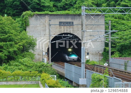 本州側の青函トンネル 北海道方面のへの入口と新幹線(青森県今別町) 本州側の青函トンネル 北海道方面のへの入口と新幹線(青森県今別町) 129854888
