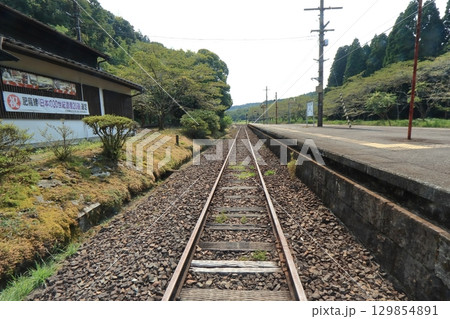 肥薩線 大畑駅の駅名標 スイッチバック方面の景色 (熊本県人吉市) 肥薩線 大畑駅の駅名標 スイッチバック方面の景色 (熊本県人吉市) 129854891