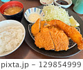 美味しそうなとんかつとエビフライ定食 129854999