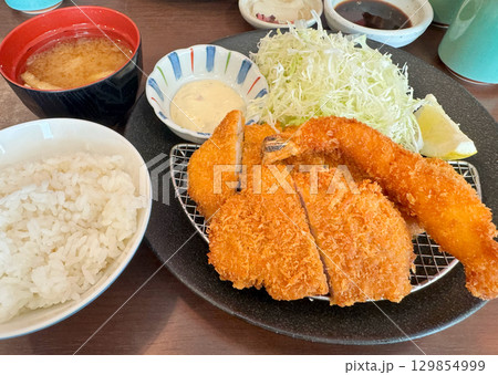 美味しそうなとんかつとエビフライ定食 美味しそうなとんかつとエビフライ定食 129854999