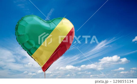 コンゴ共和国の国旗のハート型の風船と青空 129855134
