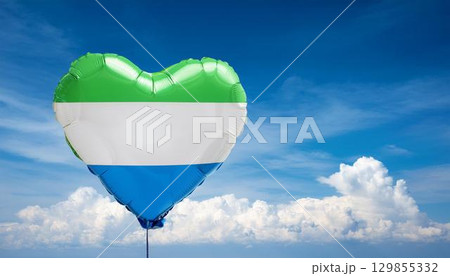 シエラレオネの国旗のハート型の風船と青空 129855332