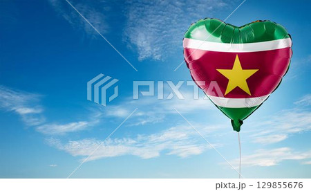 スリナムの国旗のハート型の風船と青空 129855676