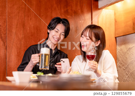 居酒屋　お酒を飲む男女 129855679