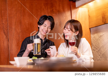 居酒屋　お酒を飲む男女 129855680